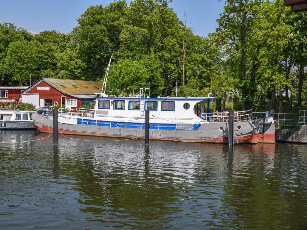 Dutch Barge 22m With London Mooring