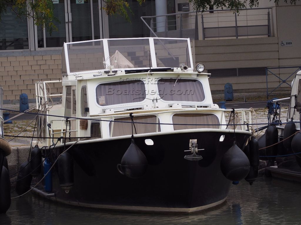 Motor Cruiser 32ft Two Helms And Bow Thruster