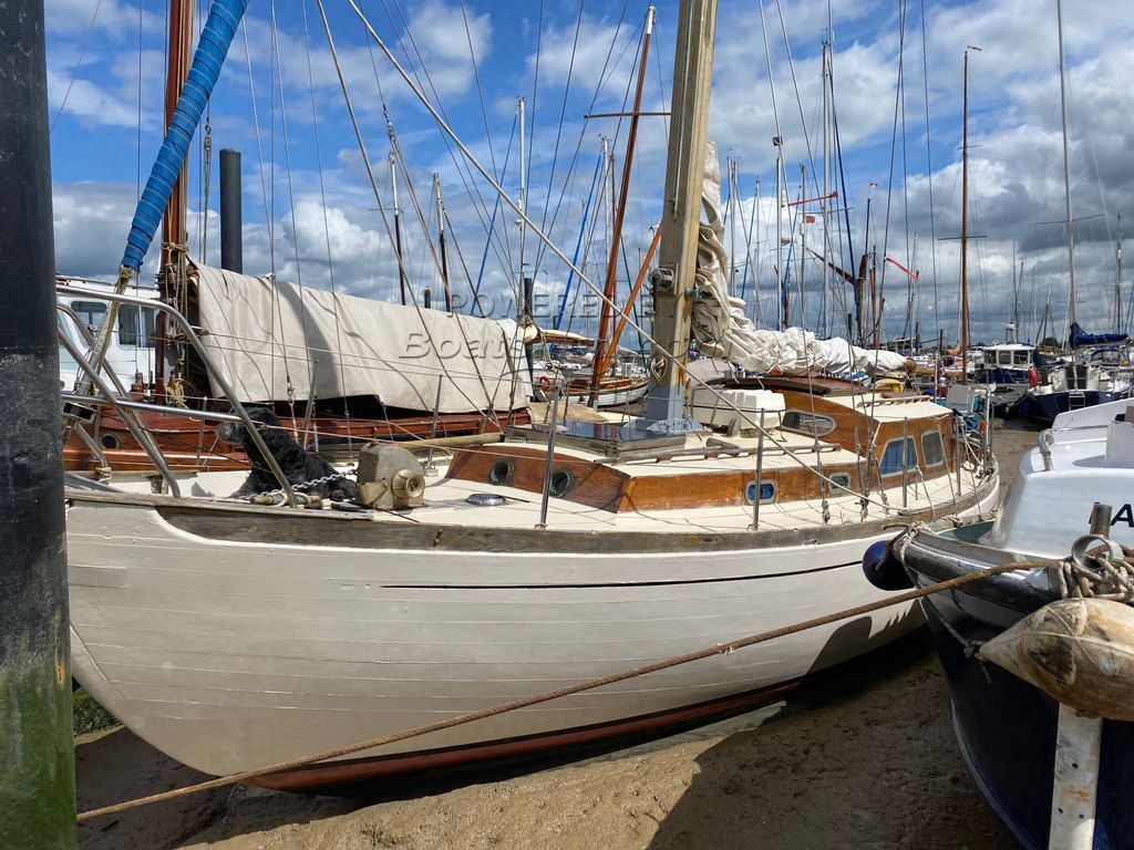 Cardinal Sloop Cruiser Classic Wooden Yacht