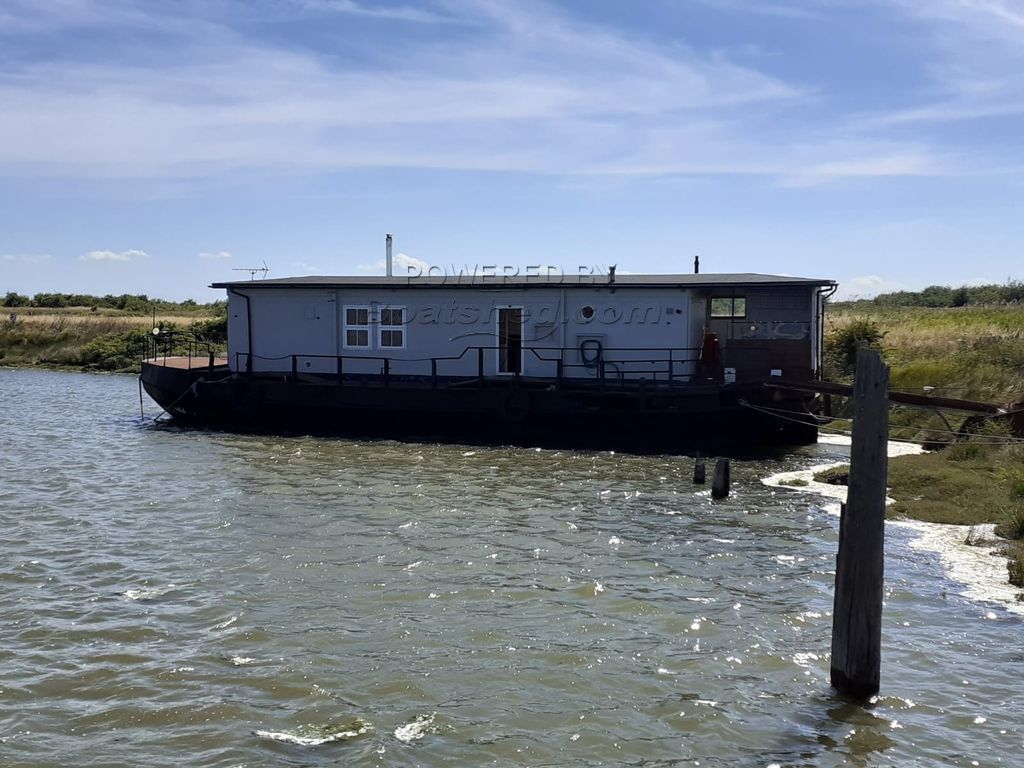 Thames Lighter 23m Houseboat With Flexible Accommodation