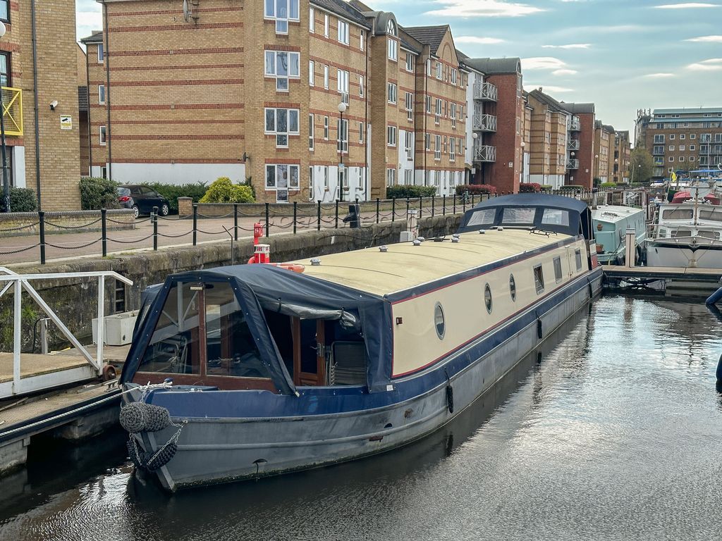 Wide Beam 70ft With London Mooring