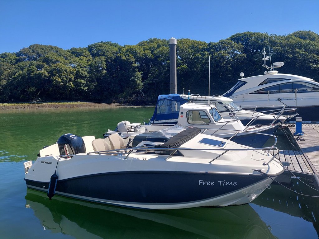 Quicksilver 555 Active Cabin