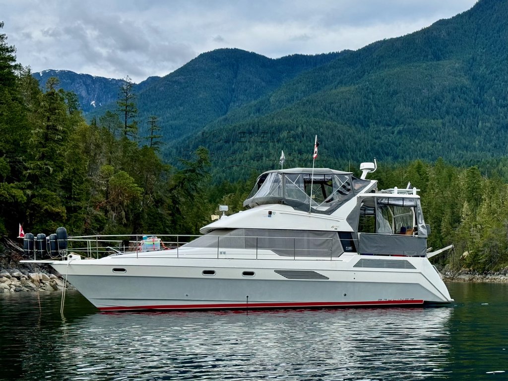 Bayliner 4387 ACMY ~ Enclosed Aft Deck And Flybridge.