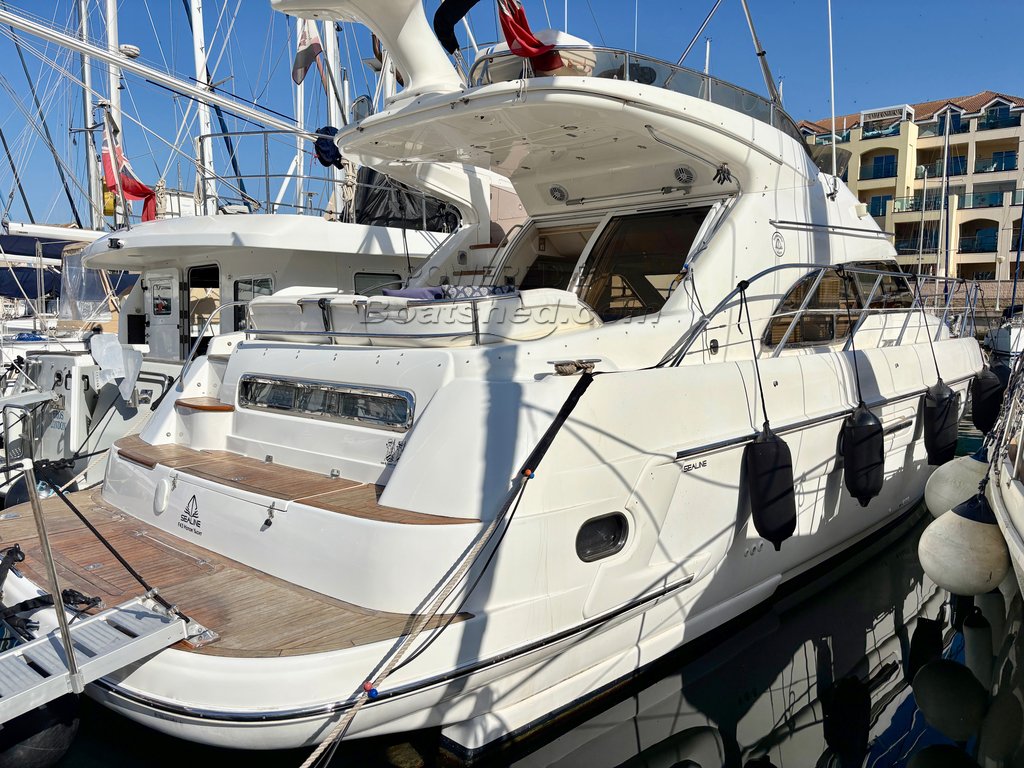 Sealine F43 Flybridge Yacht.