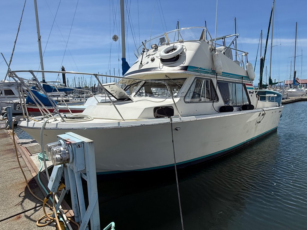 Tollycraft 26 Sedan ~ Twin Mercruiser Stern Drives