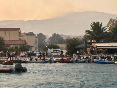 Sailing coaches evacuate residents during Greek wildfire