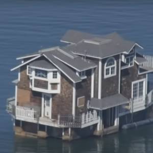 Video: Surreal moment two-storey houseboat floats across San Francisco Bay