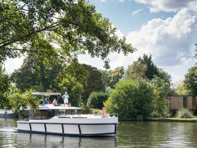 Smooth & stress-free summer sailing: Tips for a memorable family boating break