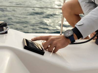 See all essential data on a sleek, high-resolution colour display with the intuitive GMI 40 from Garmin