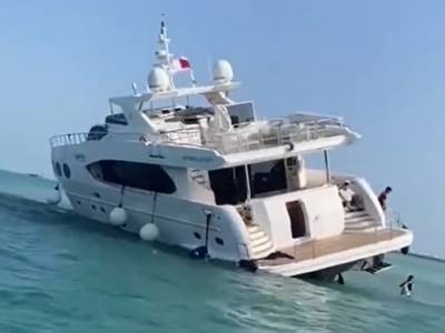 VIDEO: 33m Gulf Craft yacht hits reef in Qatar