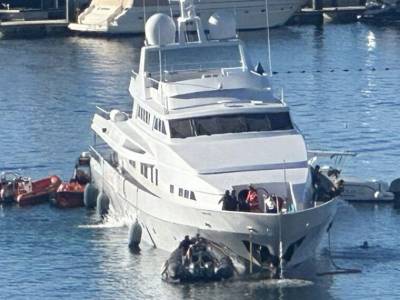 Video: 49m Benetti superyacht runs aground in Spanish marina