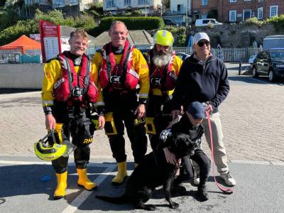 Des bénévoles de la RNLI sauvent un chien coincé au pied d'une falaise après une chute.