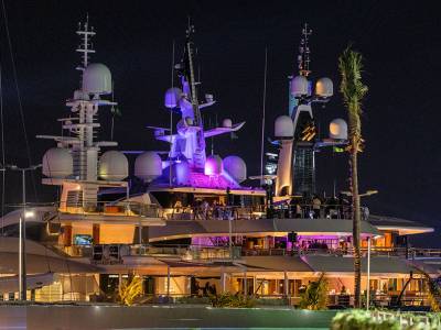 Red Bull Dominate in the Shadow of the World’s Superyachts on the Jeddah Corniche