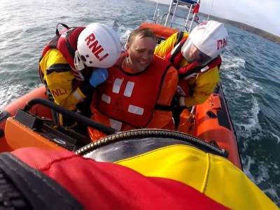 Video: Skipper ‘so happy’ to see RNLI after 25 minutes in freezing water