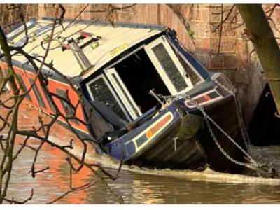VIDEO: Narrowboat caught against bridge in Storm Henk as restaurant boat sinks in London
