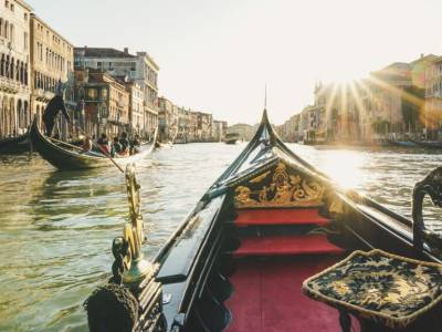Selfie-taking tourists capsize gondola in Venice