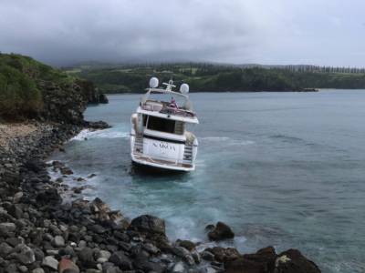 Grounded 28m Sunseeker yacht sinks during Hawaii salvage operation