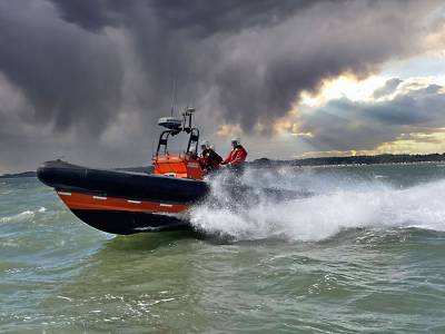Volunteer lifeboat crew launch 24-hour “Hamble Challenge” to help fund lifesaving replacement vessel