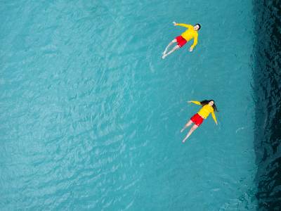 De nouvelles données montrent que la génération Z sous-estime les risques sur le littoral, alors que la RNLI lance sa campagne de sauvetage « Float to Live ».