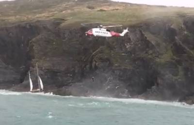 WATCH: Daring heli rescue as yacht breaks up on rocks off Salcombe