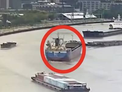 VIDEO: cargo ship’s head-on collision near miss