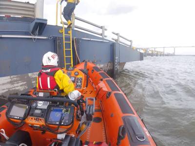 Gravesend RNLI tasked to injured crew on board cargo ship