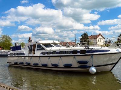 Buy a boat in France with Boatshed and enjoy guaranteed income from rentals
