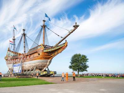 ’17th century’ sailing vessel Batavia successfully placed on land
