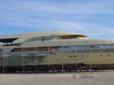 Unfinished superyacht goes to auction in US