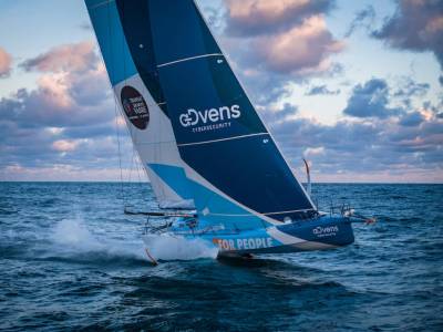 Alex Thomson’s mark topples as Thomas ‘The Rocket’ Ruyant races to new 24 Hour Record!