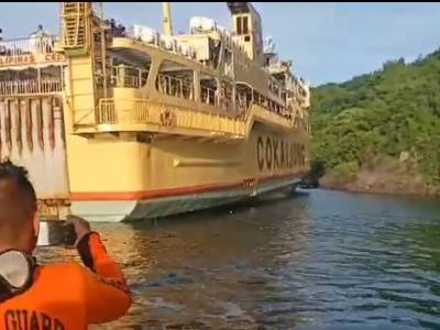 VIDEO: Ferry runs aground in the Philippines after helmsman ‘falls asleep’