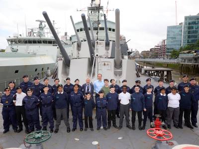 Los cadetes navales recrean la tripulación del HMS Belfast para la iniciativa Big Help Out con los Museos Imperiales de Guerra.