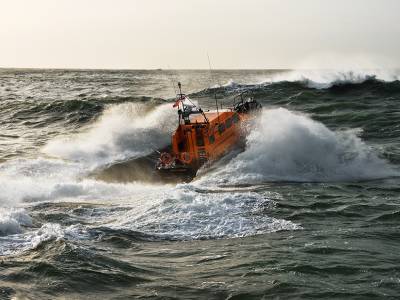 bp and RNLI share life-saving advice to millions in UK this summer