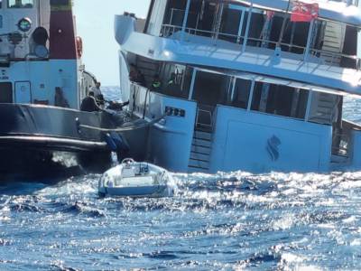 VIDEO: Motor yacht sinks in Italy, crew safe