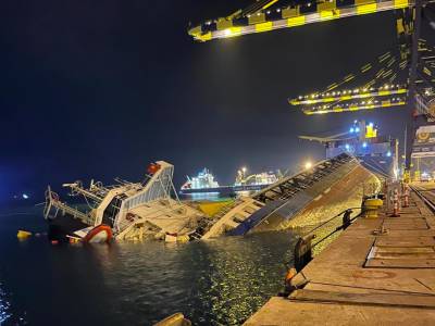 VIDEO: Containership capsizes in port, and sinks