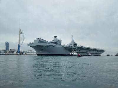 HMS Queen Elizabeth arrives in Portsmouth Harbour