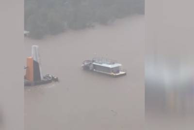 VIDEO: Terrifying moment houseboat crashes and sinks