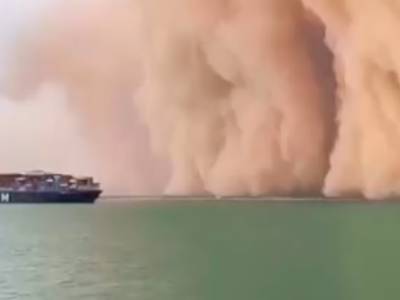 VIDEO: Huge sandstorm sweeps across Suez Canal
