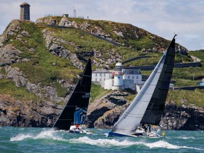 Gran flota se congrega antes de la salida en Wicklow de la regata Round Ireland Race.