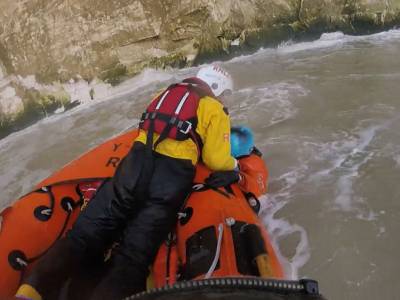 Watch as RNLI make daring rescue after paragliders plunge into sea